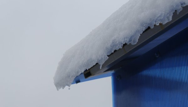 Сход снега с кровли