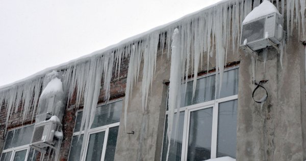 Падение сосулек с крыши