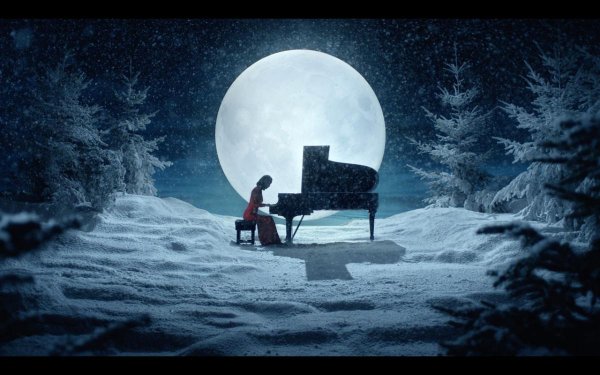 Пианино в зимнем лесу