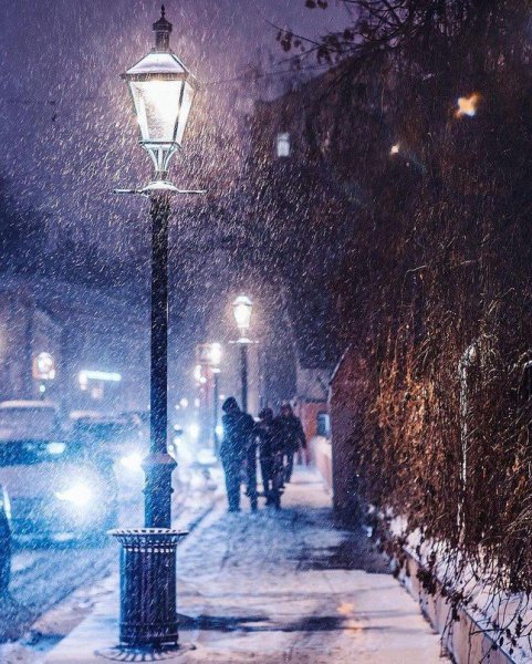Снежный вечер в городе
