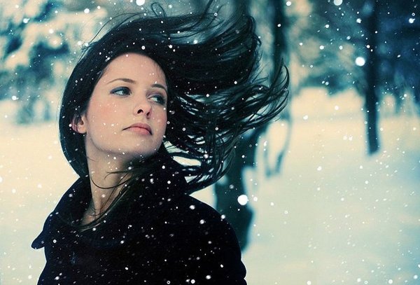 Девушка под снегом