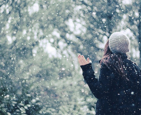 Девушка зимой со спины