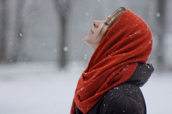 Женщина зимой со спины