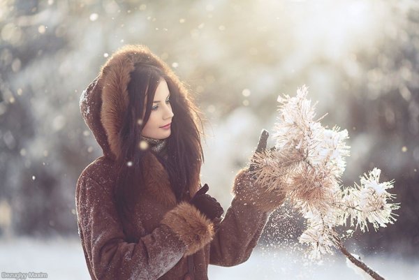 Женщина в зимнем лесу