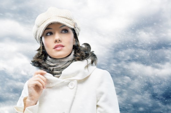 Девушка в белом зимой