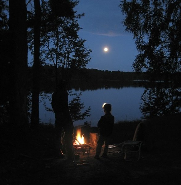 Костер у реки