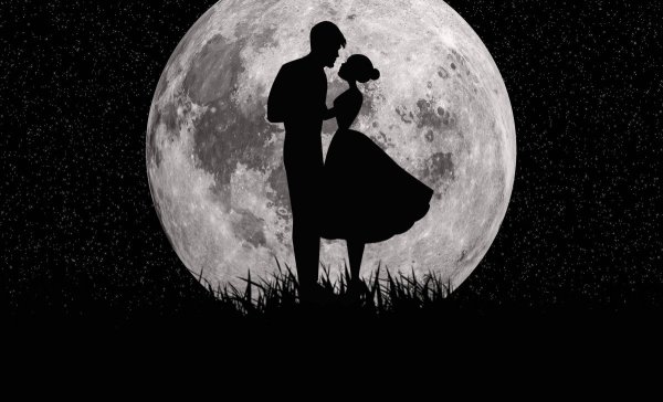 Парень и девушка под луной