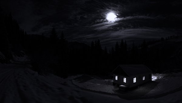 Домик в ночном лесу
