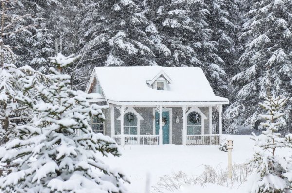 Домик белый зима-