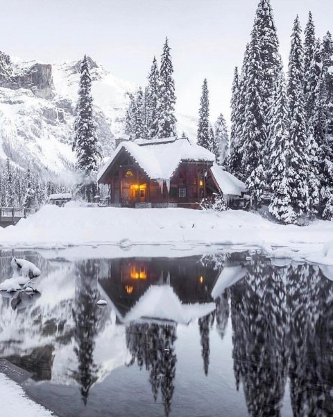 Домик в лесу зимой