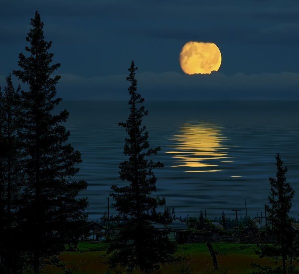 Отражение Луны в озере