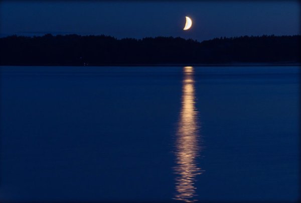 Отражение Луны в реке