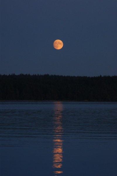 Луна и озеро