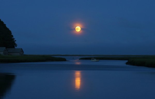 Луна отражается в озере