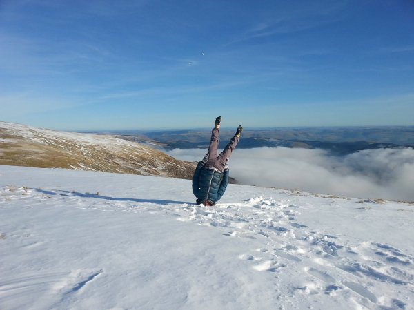 Человек головой в сугробе