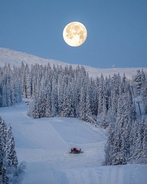 Снежная равнина белая Луна