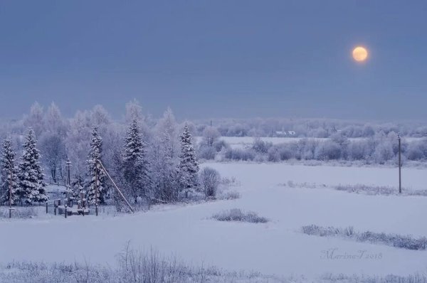 Снежная равнина белая Луна