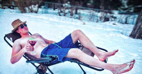 Загорает зимой