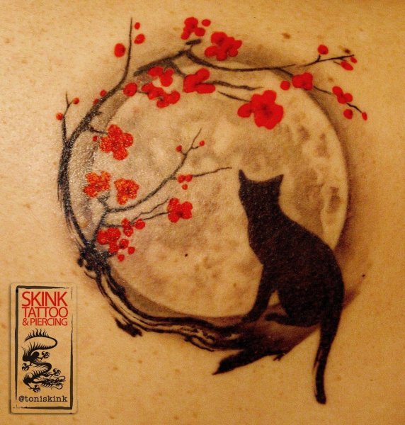 Тату полумесяц с кошкой