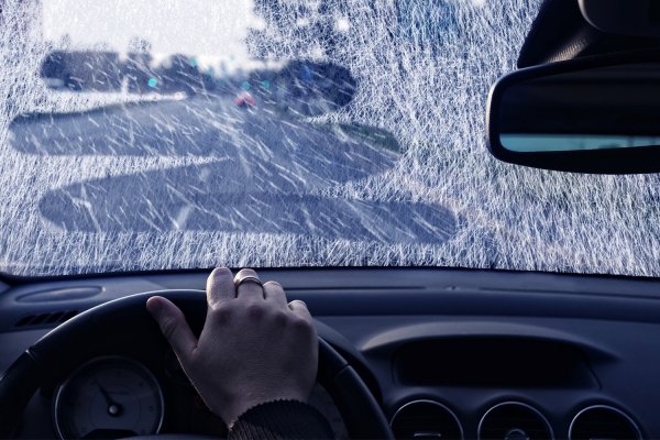 Зима из окна машины