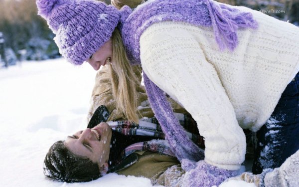 Влюбленные валяются в снегу