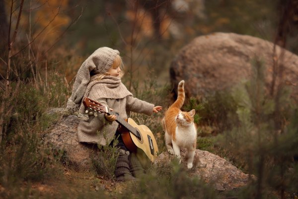 Девочка с котом осенью