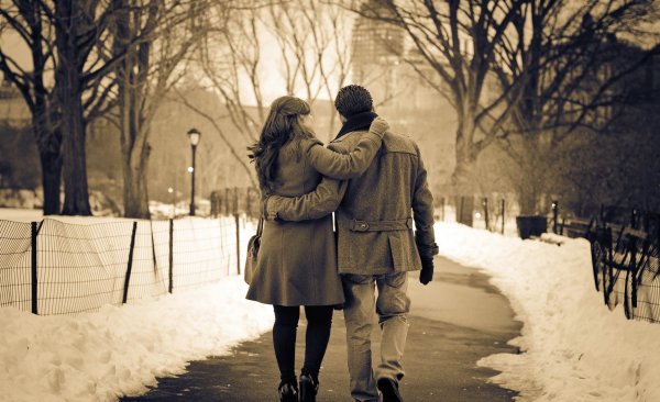 Парень с девушкой зимой