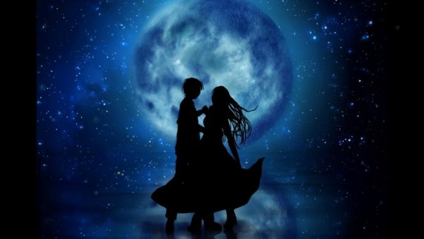 Пара танцует под луной