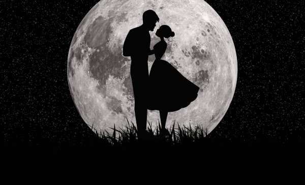 Парень и девушка под луной