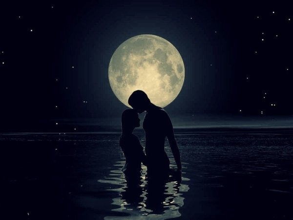 Парень и девушка под луной