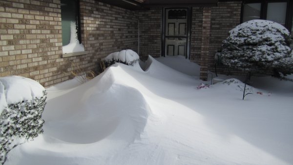 Сугроб около дома