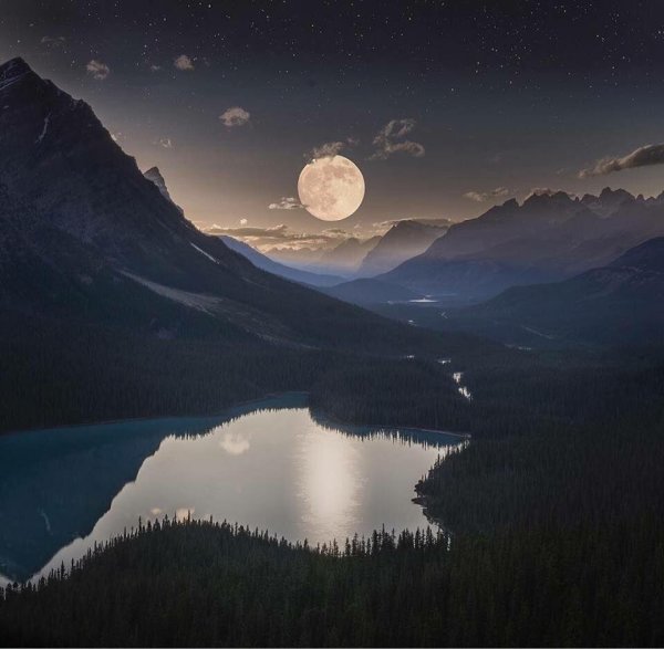 Луна горы озеро