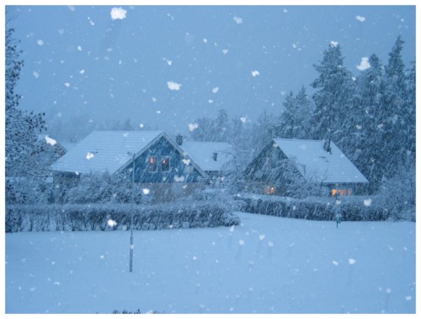 Падает снег в деревне