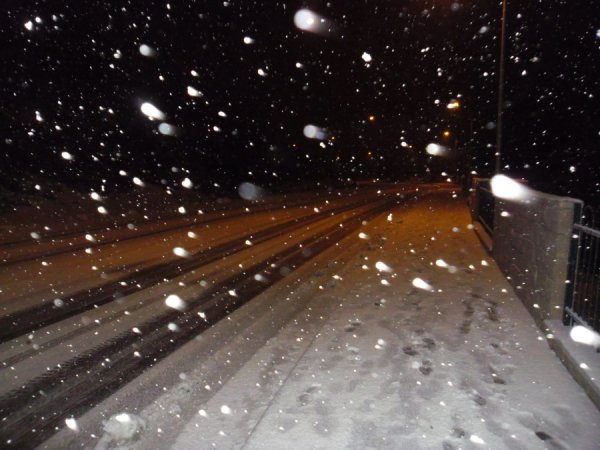 Снегопад на ночной дороге