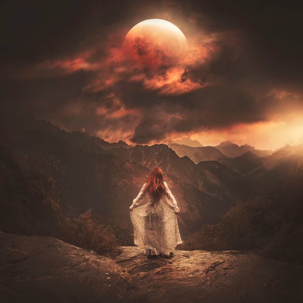 Девушка на горе арт