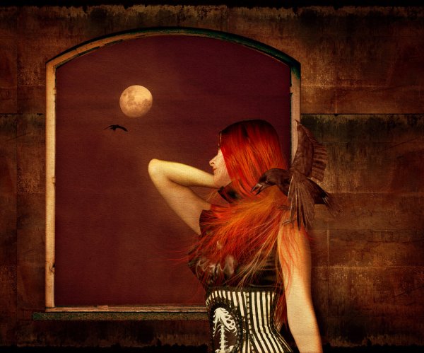 Рыжая ведьма со спины