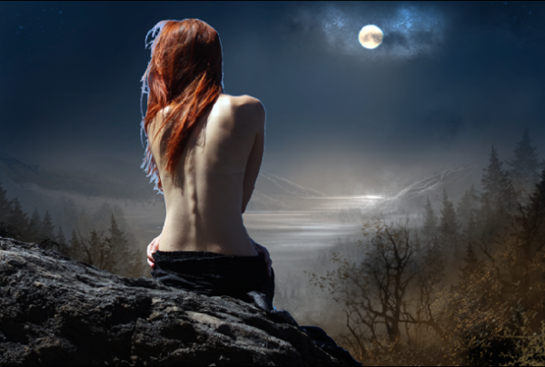 Рыжая девушка на скале