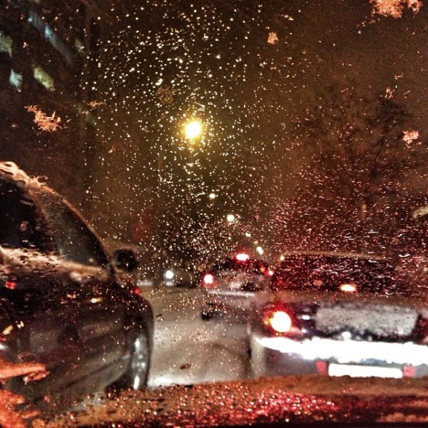 Машина ночью в снегопад