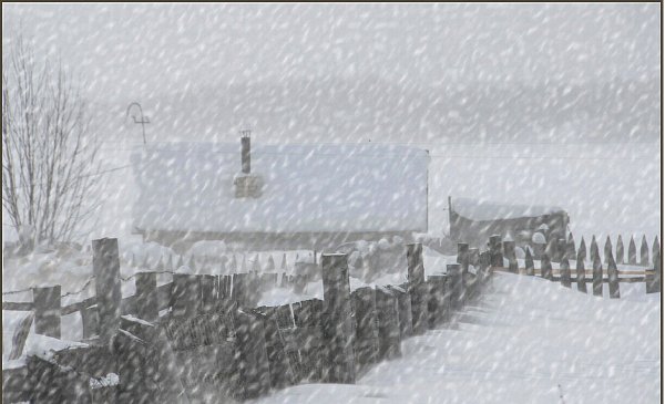Сильный снегопад в деревне