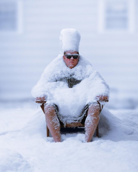 Человек весь в снегу