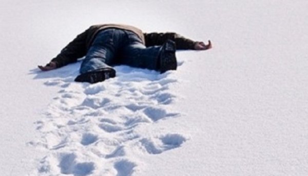 Парень валяется в снегу