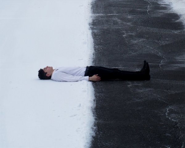 Парень валяется в снегу