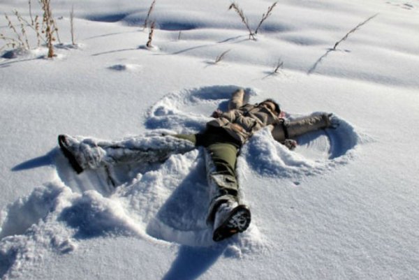 Валяться в снегу