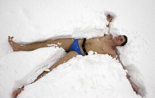 Парень в снегу