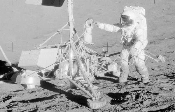Аполлон 12 на Луне