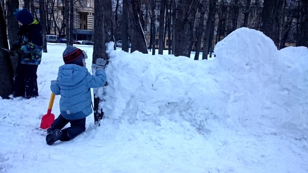 Снежная крепость для детей