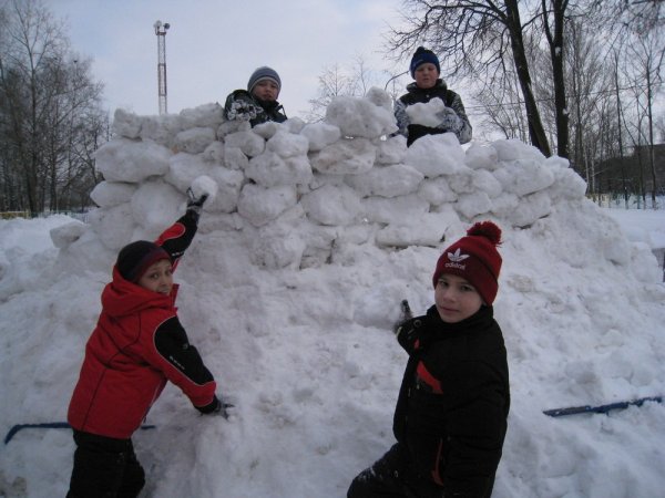 Снежки в снежной крепости