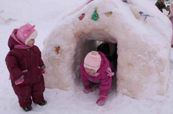 Детский домик из снега