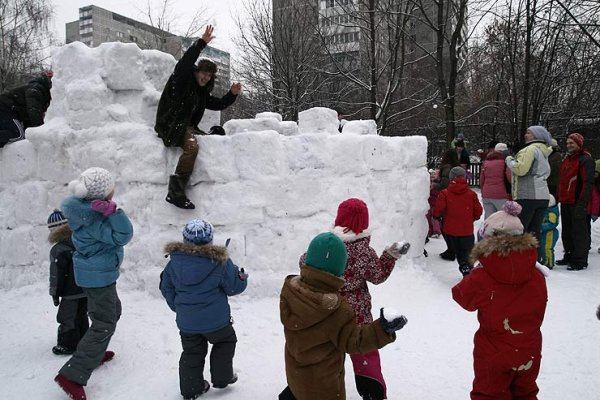 Снежная крепость во дворе