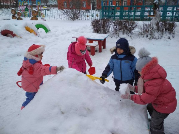 Дети строят горку